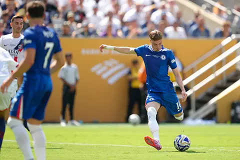 قدمه اليسرى لا تخطئ الشباك.. بالمر يسجل ثاني أهداف تشيلسي أمام باريس